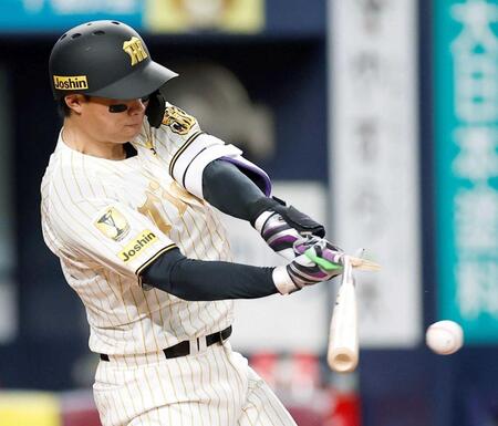 　８回、バットを折りながら右前打を放つ森下（撮影・西田忠信）