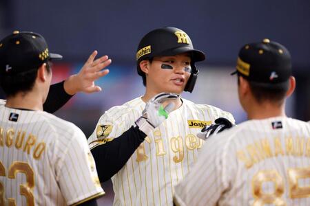 ６回、ソロを放ちベンチ前で迎えられる森下（撮影・西田忠信）