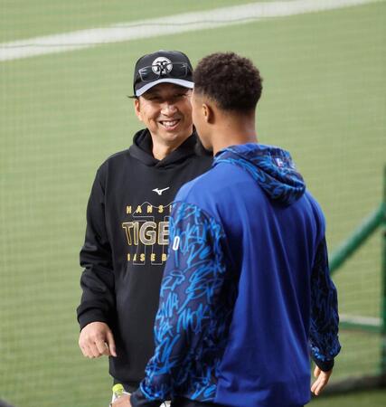 デュプランティエ（右）と談笑する藤川監督（撮影・西田忠信）