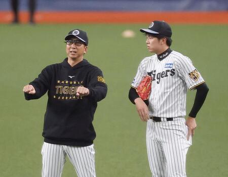 阪神・才木浩人（右）と言葉を交わす阪神・藤川球児監督＝京セラドーム（撮影・西田忠信）