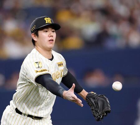 ６回ＤｅＮＡ２死一塁、ＤｅＮＡ　オースティン・コックスを投ゴロに仕留めた阪神・石黒佑弥＝京セラドーム（撮影・西田忠信）