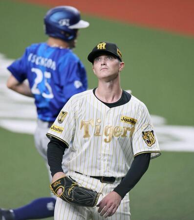 　１回、筒香（後方）の生還を許したルーカス（撮影・田中太一）