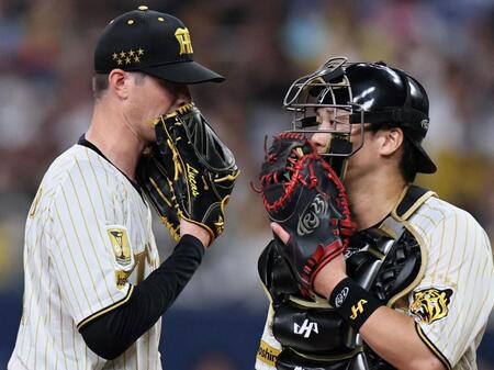 １回、ピンチを迎え伏見と話し込むルーカス（撮影・田中太一）