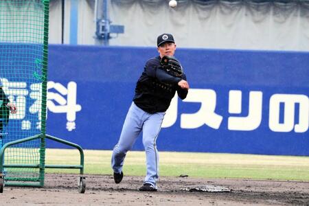 降りしきる雨の中、守備練習する谷端