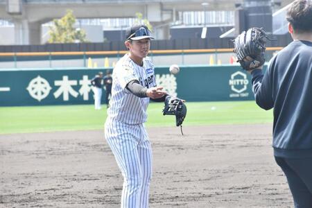 トレーナーへボールを渡す立石