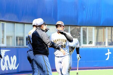 ６回、小野寺の適時右前打で生還し、ベンチに戻る前川（中央）
