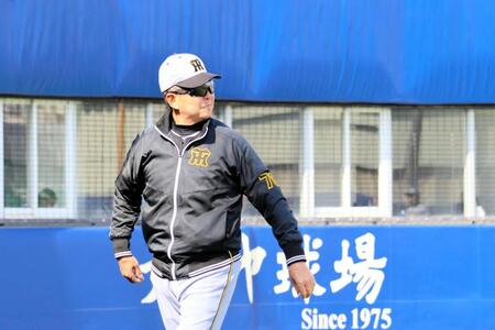 選手交代を告げ、ベンチに戻る平田２軍監督