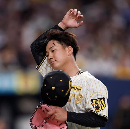 初回を投げ終えベンチに戻る伊原（撮影・西田忠信）