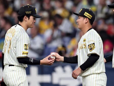 高寺からウイニングボールを受け取る伊原（撮影・田中太一）