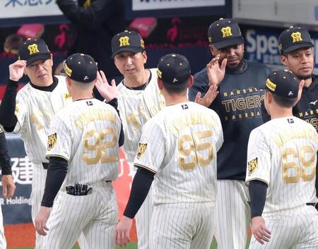 ナインを出迎え勝利のタッチを交わす藤川監督（中央左）＝撮影・立川洋一郎