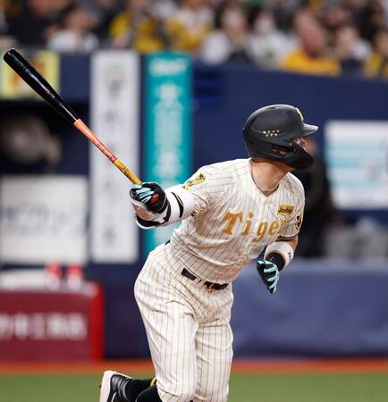 １回、先制の適時二塁打を放つ佐藤輝（撮影・西田忠信）