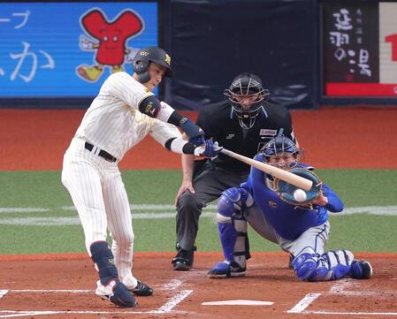 １回、左前へ２点適時打を放つ木浪（撮影・立川洋一郎）