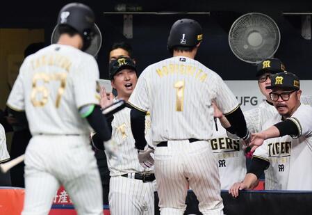 １回、生還した森下を迎える藤川監督（撮影・田中太一）