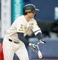 　４回、中前打を放つ森下（撮影・西田忠信）