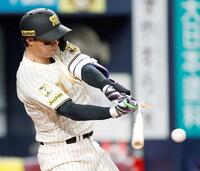 　８回、バットを折りながら右前打を放つ森下（撮影・西田忠信）