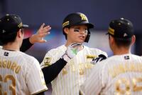 ６回、ソロを放ちベンチ前で迎えられる森下（撮影・西田忠信）