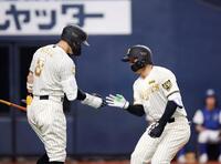 ６回、ソロを放ち佐藤輝（左）とタッチを交わす森下（撮影・西田忠信）