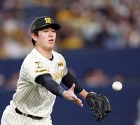 ６回ＤｅＮＡ２死一塁、ＤｅＮＡ　オースティン・コックスを投ゴロに仕留めた阪神・石黒佑弥＝京セラドーム（撮影・西田忠信）