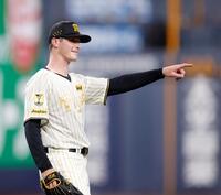 ４回、蝦名の二ゴロで好守備を見せた中野を指さすルーカス（撮影・西田忠信）