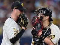 １回、ピンチを迎え伏見と話し込むルーカス（撮影・田中太一）