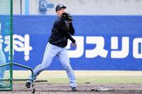 降りしきる雨の中、守備練習する谷端