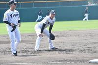 ノックを受ける立石（右）