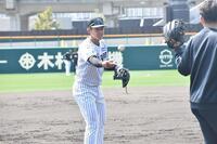 トレーナーへボールを渡す立石