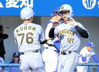 ９回、左越え本塁打を放った戸井（右）は本塁に生還し、工藤２軍外野守備走塁コーチとタッチをかわす