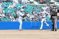 ９回、左越え本塁打を放った戸井（右）は三塁を回ったところで山崎２軍内野守備走塁コーチとタッチをかわす