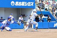 ６回、レフトへ先制適時二塁打を放つ前川