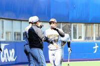 ６回、小野寺の適時右前打で生還し、ベンチに戻る前川（中央）