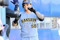 ６回、小野寺の適時右前打で生還し、ベンチでナインとタッチを交わす前川