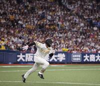 ７回、一塁へ全力疾走する福島（撮影・西田忠信）