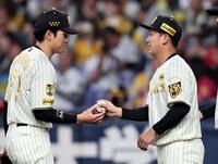 高寺からウイニングボールを受け取る伊原（撮影・田中太一）