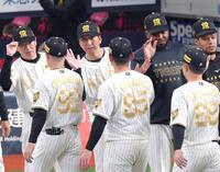 ナインを出迎え勝利のタッチを交わす藤川監督（中央左）＝撮影・立川洋一郎