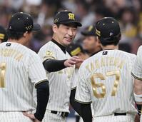 ９回を締め、笑顔を見せる岩崎（撮影・田中太一）