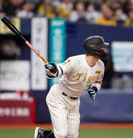 １回、先制の適時二塁打を放つ佐藤輝（撮影・西田忠信）