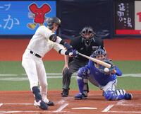 １回、左前へ２点適時打を放つ木浪（撮影・立川洋一郎）