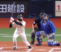 ７回、ファウルで粘る代打・福島（撮影・立川洋一郎）