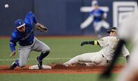 ２回、二盗を決める近本。松尾の送球がそれる（撮影・田中太一）