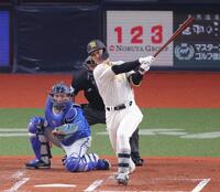 ２回、中前打を放つ坂本（撮影・立川洋一郎）