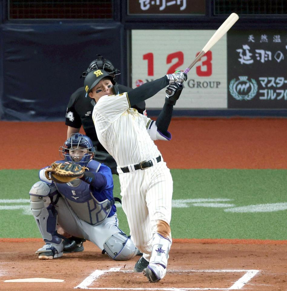 　６回、左越えにソロを放つ森下（撮影・山口登）