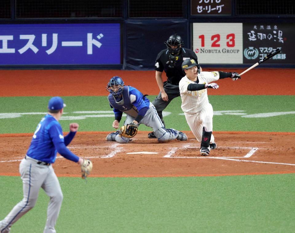 　４回、好機で空振り三振に倒れる大山。投手コックス（撮影・山口登）