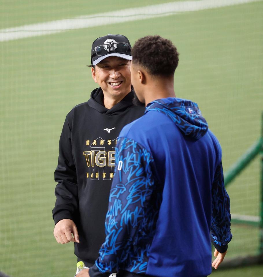 デュプランティエ（右）と談笑する藤川監督（撮影・西田忠信）