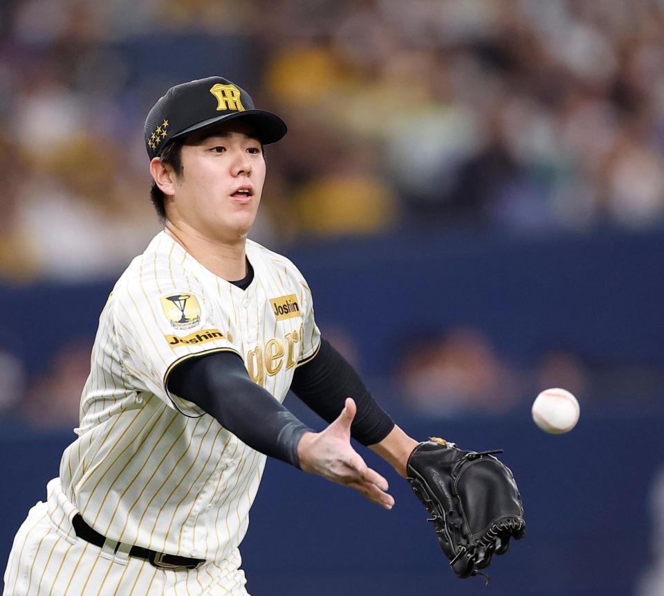 ６回ＤｅＮＡ２死一塁、ＤｅＮＡ　オースティン・コックスを投ゴロに仕留めた阪神・石黒佑弥＝京セラドーム（撮影・西田忠信）