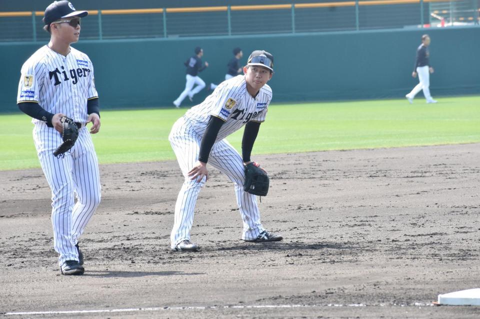 ノックを受ける立石（右）