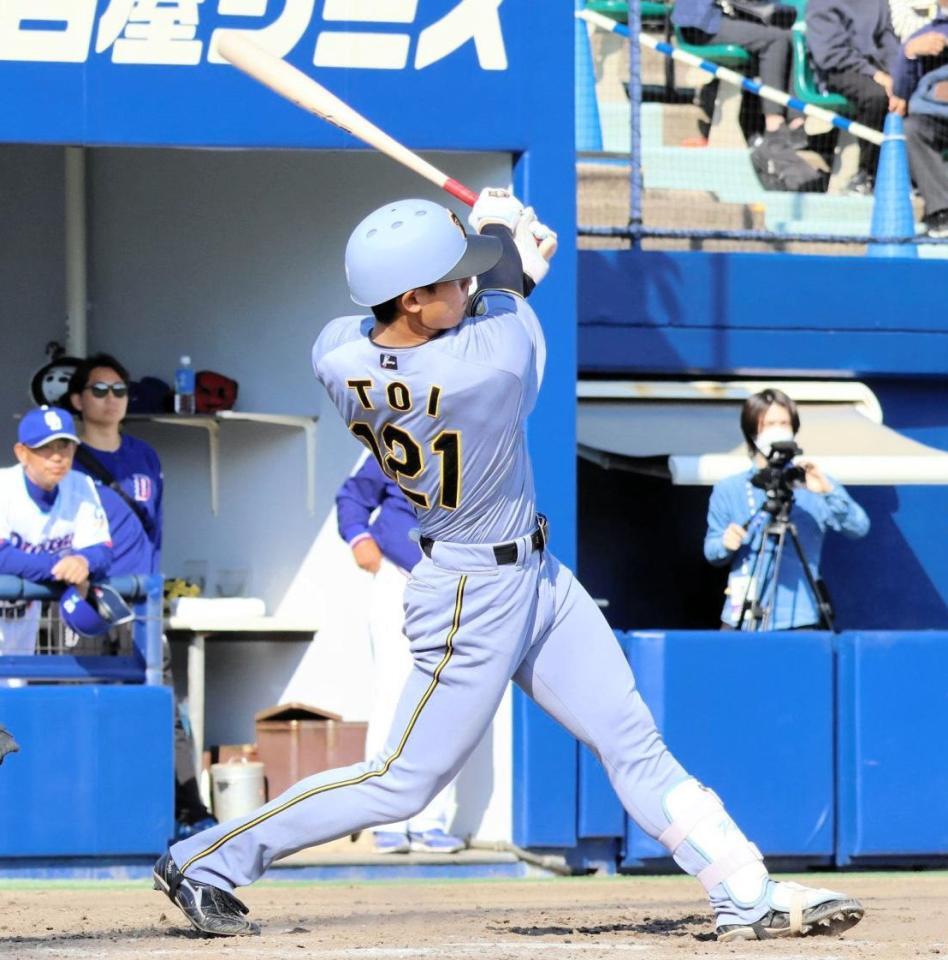 ９回、左越え本塁打を放つ戸井