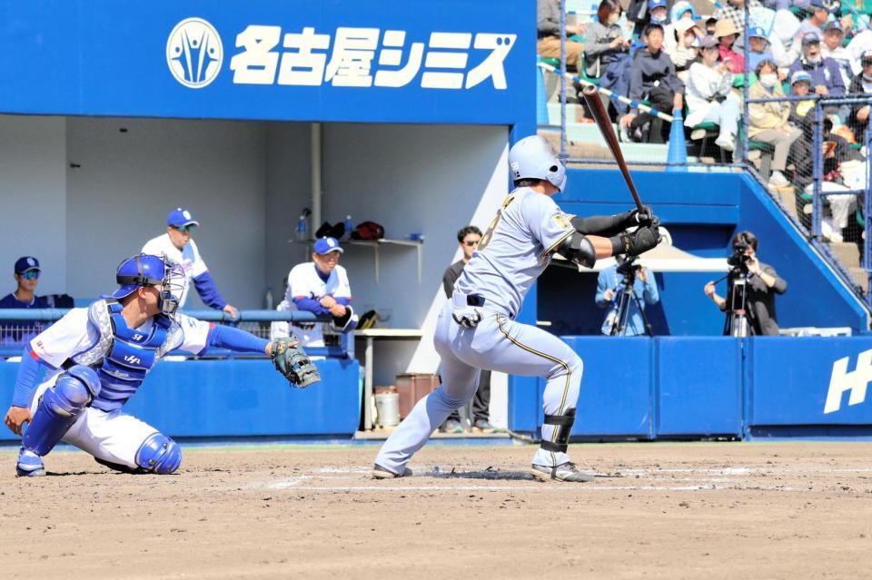 ６回、レフトへ先制適時二塁打を放つ前川