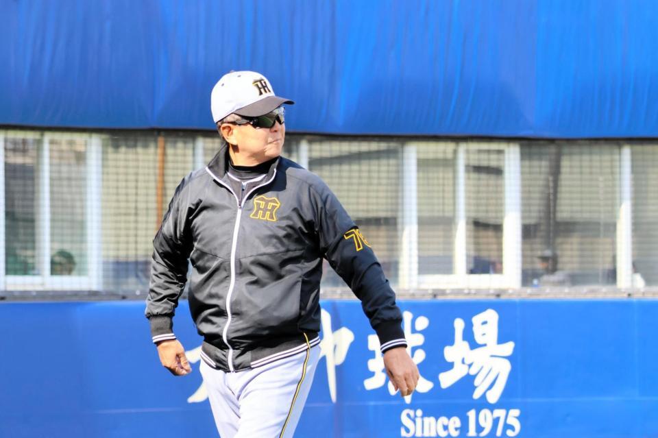 選手交代を告げ、ベンチに戻る平田２軍監督