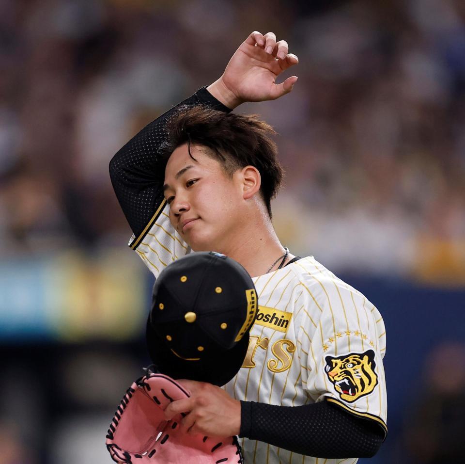 初回を投げ終えベンチに戻る伊原（撮影・西田忠信）